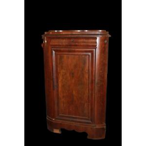 Coppia di angoliere Nord Europa di metà 1800, stile Biedermeier, in legno di mogano e piuma di 