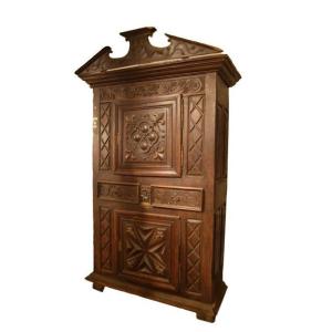 Stipo italiano, fiorentino, del 1600 in legno di noce. Presenta cappello a tempietto, 2 ante e 