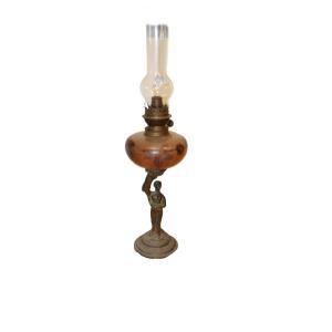 Lampada a Petrolio in Ottone con Base Figurativa e Serbatoio in Vetro Ambrato