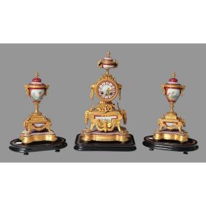 Triptyque Composé d'Une Horloge Et De Deux Vases En Porcelaine De Sèvres Des Annes 1800