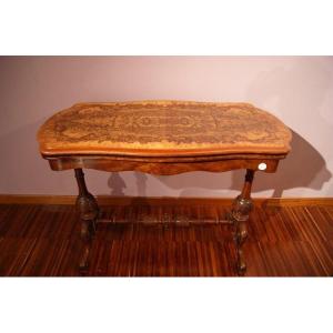  Table a Jeu Irlandaise En Loupe De Noyer Des Années 1800 Avec De Riches Sculptures, Magnifiqu