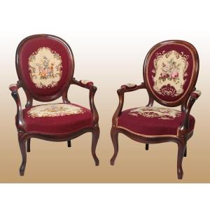 Paire De Fauteuils De Style Louis Philippe En Acajou Des Années 1800 Avec Tissu Brodé Au Petit 