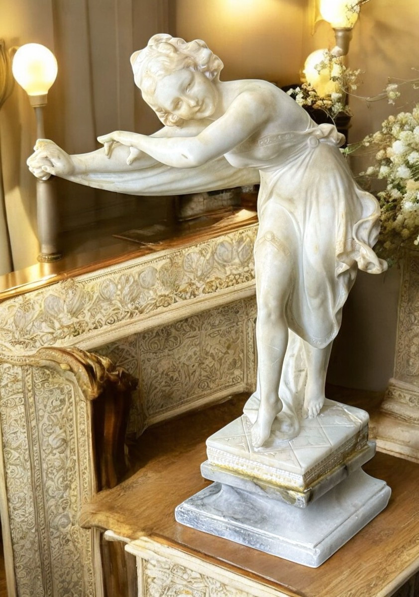 Statua raffigurante una giovane Danzatrice Orientale Marmo Bianco di Carrara 