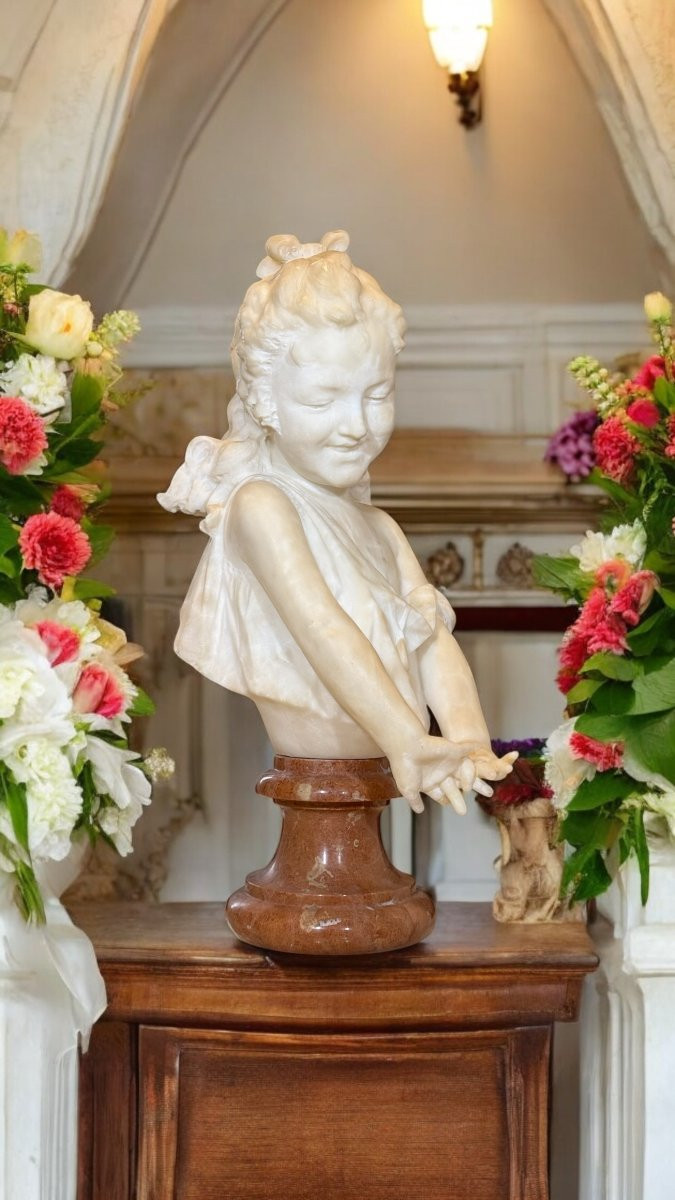 Busto di fanciulla sorridente con le mani incrociate , Marmo -photo-2