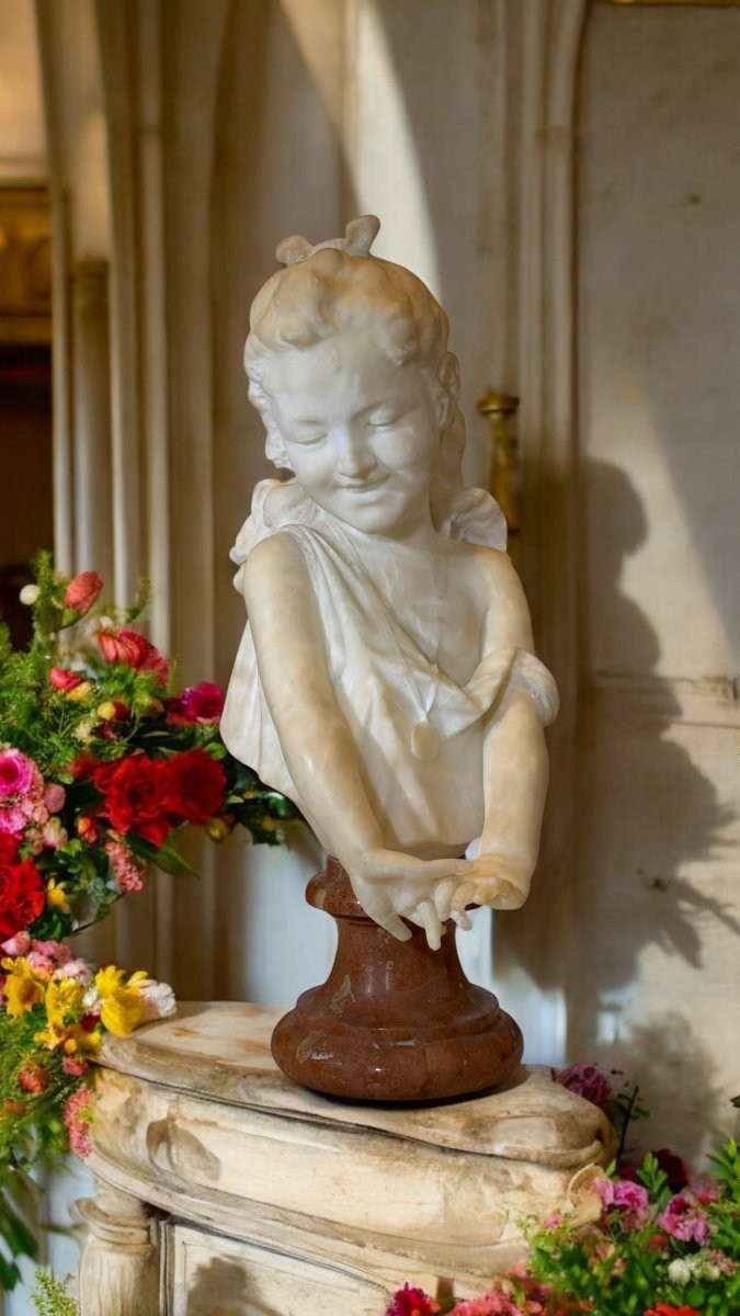 Busto di fanciulla sorridente con le mani incrociate , Marmo -photo-3