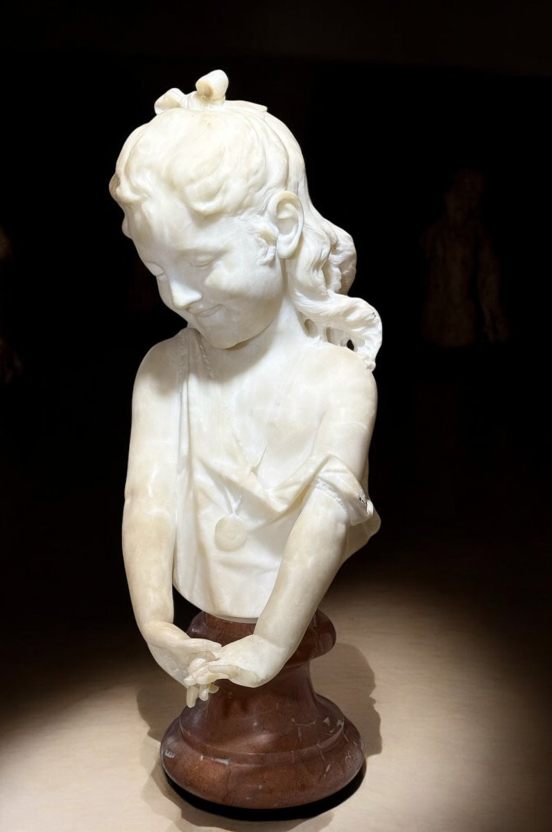 Busto di fanciulla sorridente con le mani incrociate , Marmo -photo-4