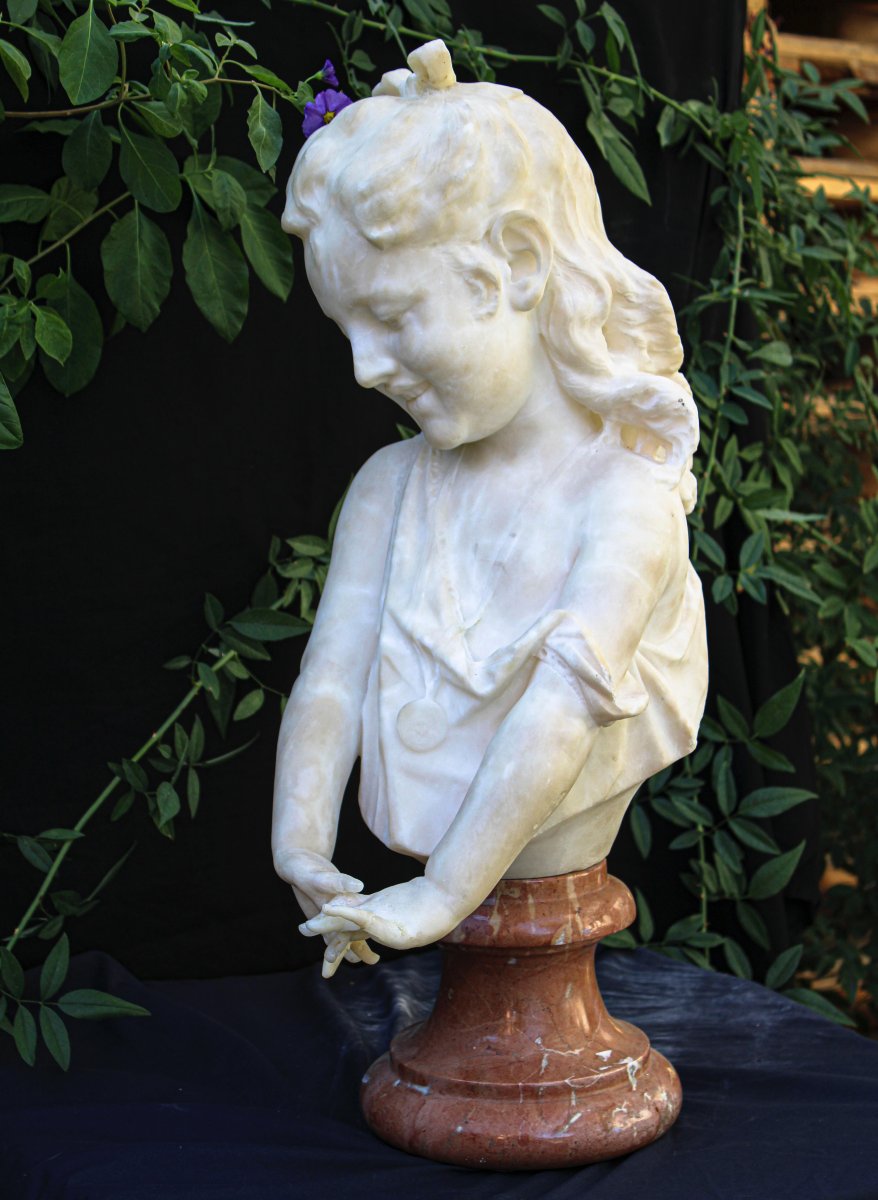 Busto di fanciulla sorridente con le mani incrociate , Marmo -photo-1