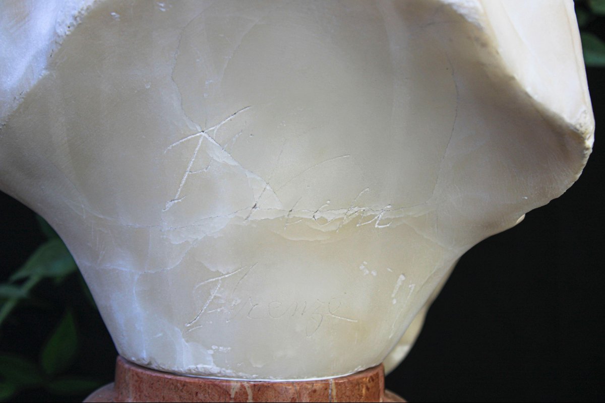 Busto di fanciulla sorridente con le mani incrociate , Marmo -photo-2