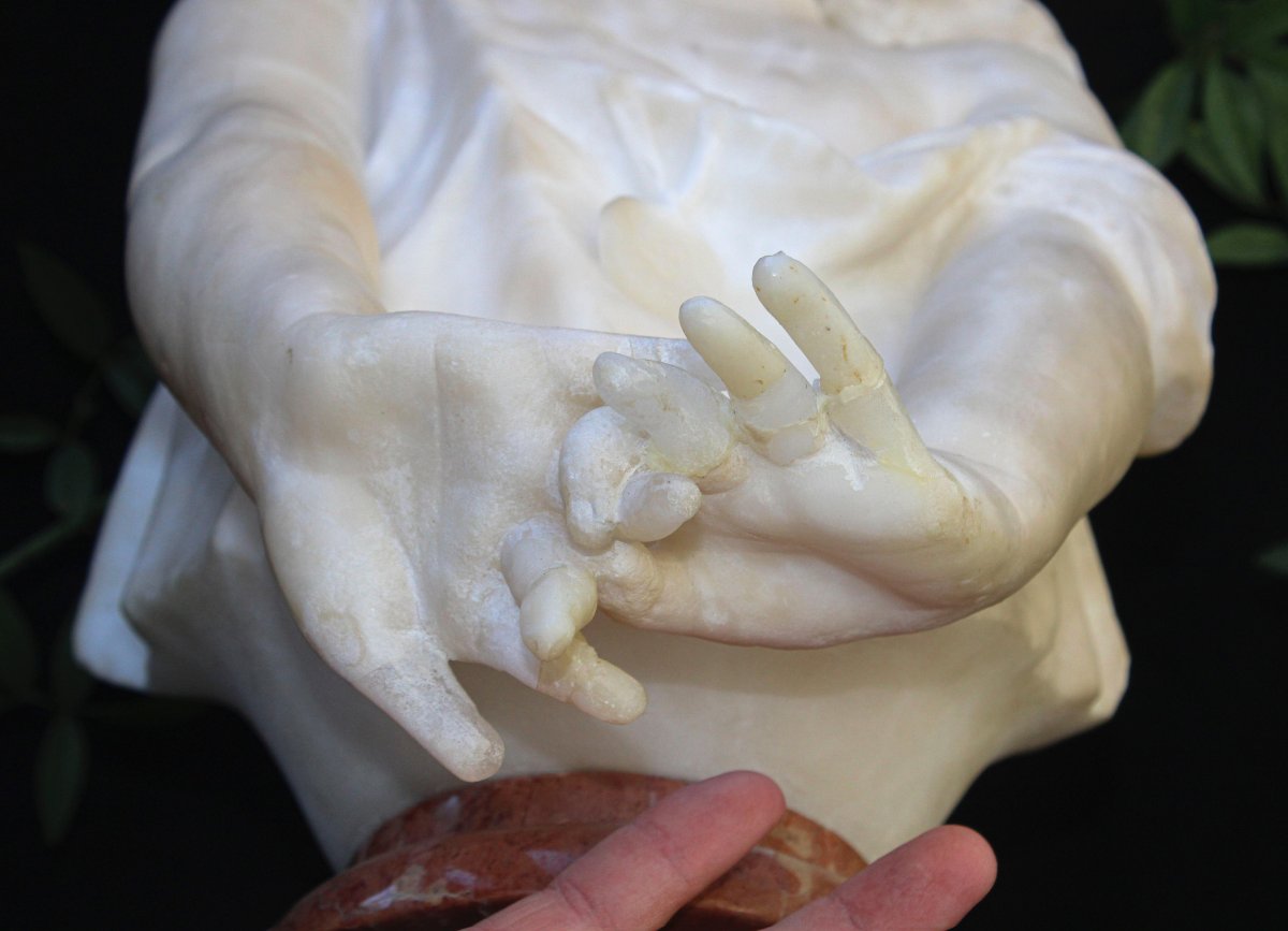 Busto di fanciulla sorridente con le mani incrociate , Marmo -photo-3