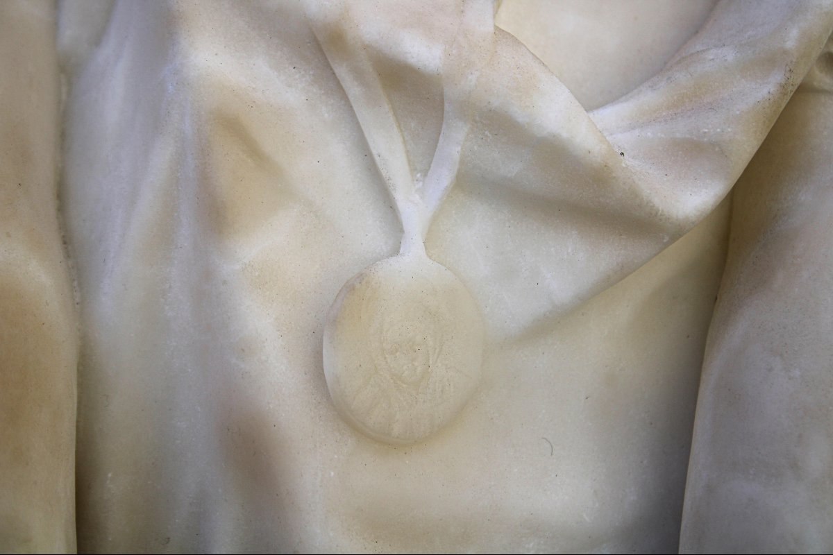 Busto di fanciulla sorridente con le mani incrociate , Marmo -photo-8