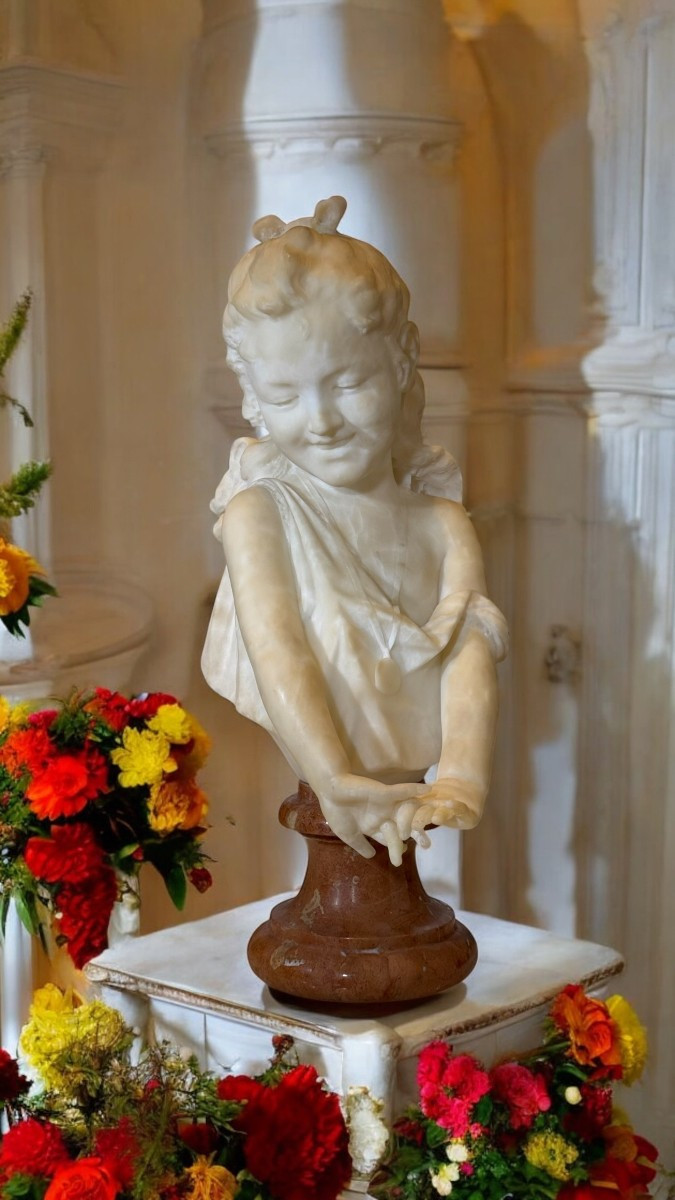 Busto di fanciulla sorridente con le mani incrociate , Marmo 
