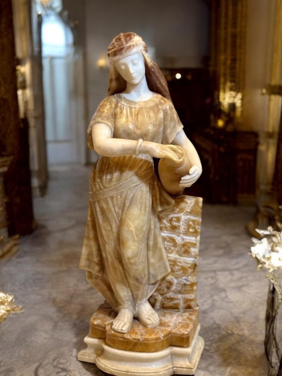 Statua fanciulla con Brocca in Mano,  Marmo di Carrara e Onice miele