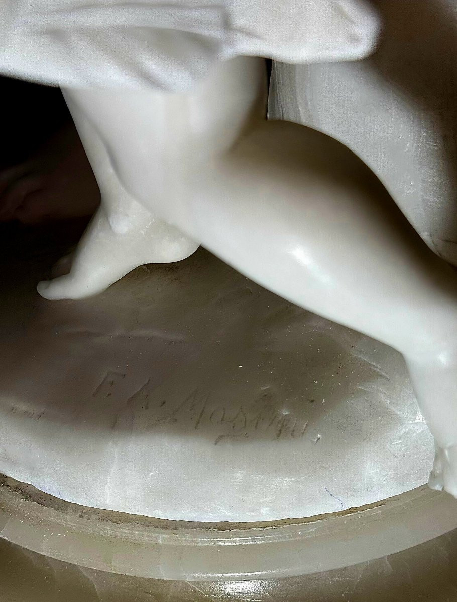 Gruppo scultoreo raffigurante una giovane fanciulla sorridente con Eros Marmo Bianco di Carrara-photo-1