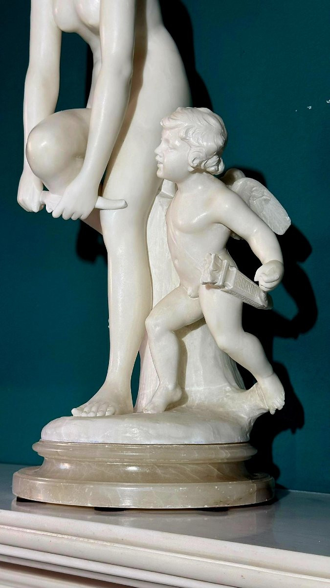 Gruppo scultoreo raffigurante una giovane fanciulla sorridente con Eros Marmo Bianco di Carrara-photo-3