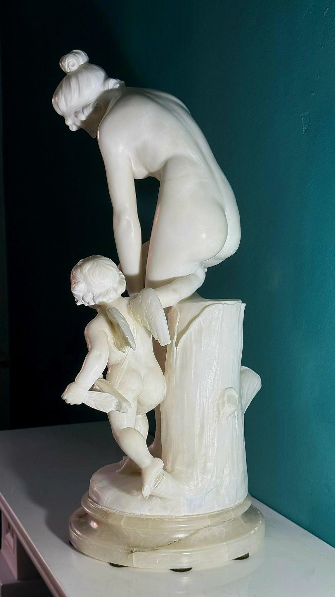 Gruppo scultoreo raffigurante una giovane fanciulla sorridente con Eros Marmo Bianco di Carrara-photo-4