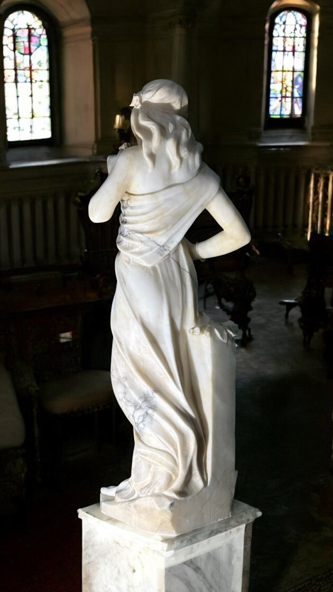 Statua dama con rose e fiori in mano, appoggiata su una fontana, Marmo Carrara -photo-4