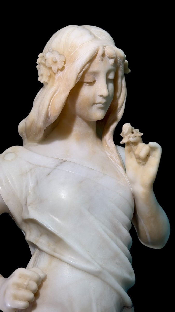 Statua dama con rose e fiori in mano, appoggiata su una fontana, Marmo Carrara -photo-1