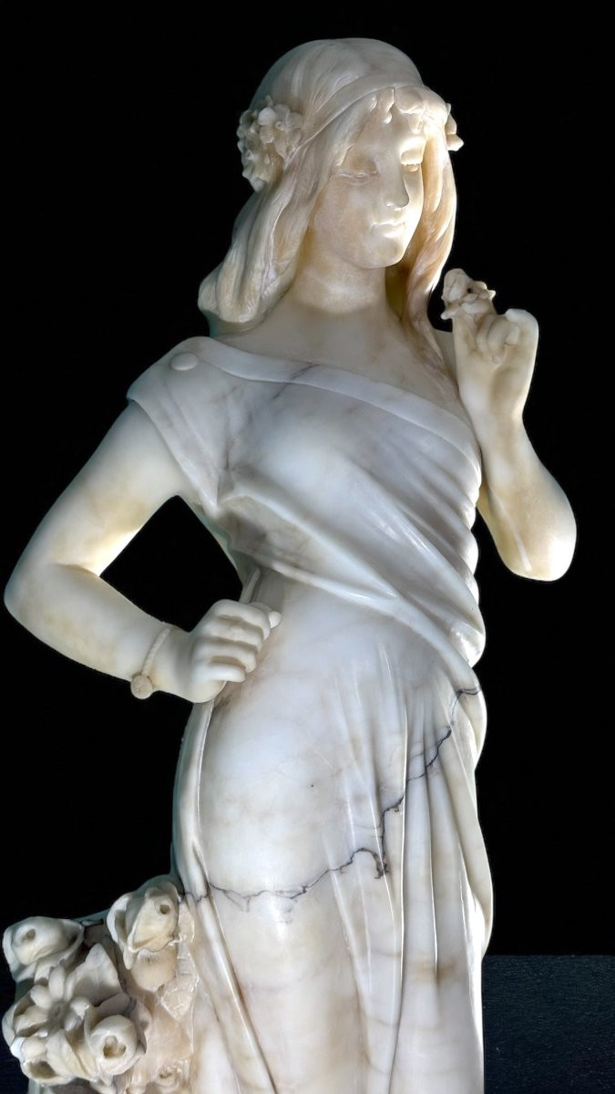 Statua dama con rose e fiori in mano, appoggiata su una fontana, Marmo Carrara -photo-2