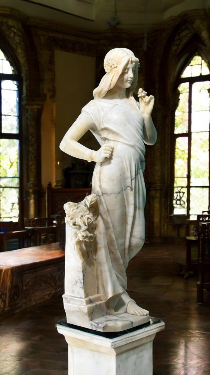 Statua dama con rose e fiori in mano, appoggiata su una fontana, Marmo Carrara 