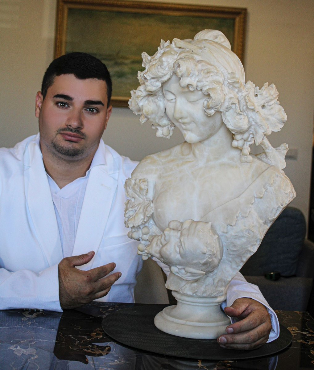 Busto raffigurante una dama con foglie e uva in testa Marmo -photo-4