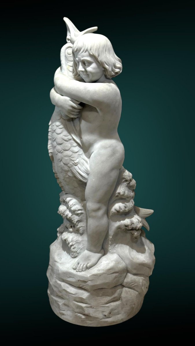 Statua ragazzo sorridente che abbraccia un grande pesce mitologico, Marmo di Carrara -photo-2