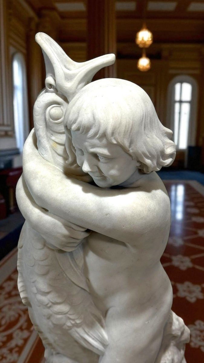 Statua ragazzo sorridente che abbraccia un grande pesce mitologico, Marmo di Carrara -photo-3