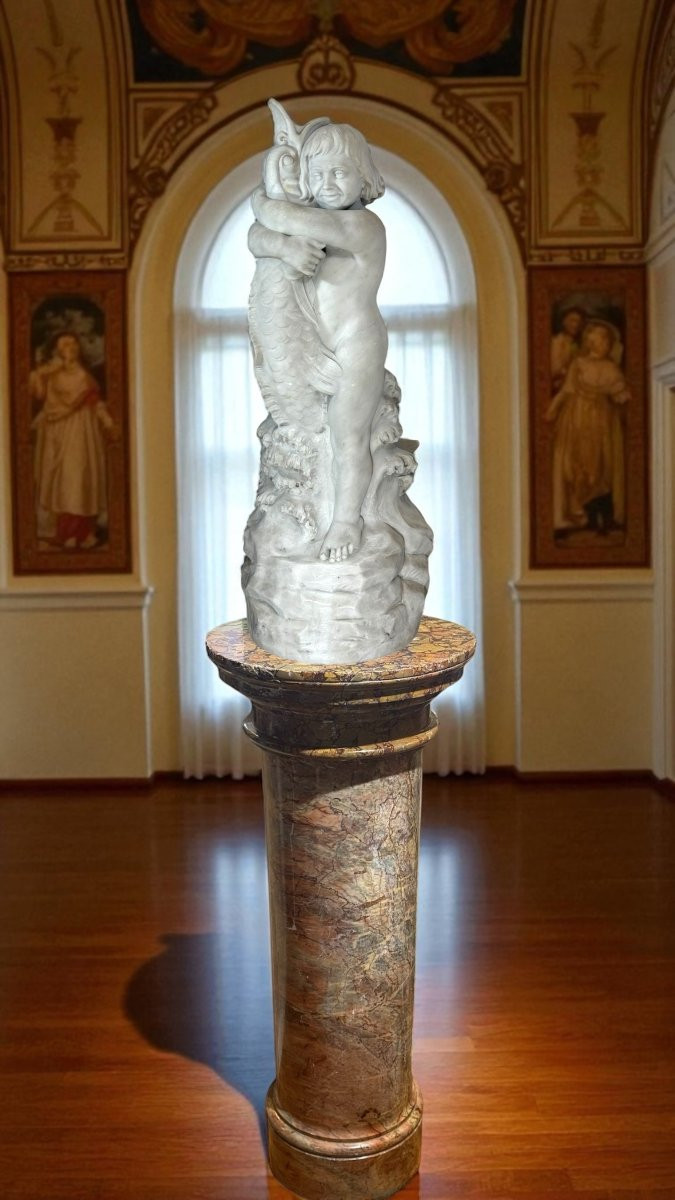 Statua ragazzo sorridente che abbraccia un grande pesce mitologico, Marmo di Carrara -photo-4
