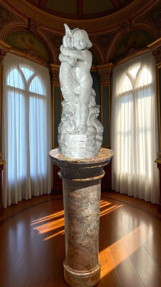 Statua ragazzo sorridente che abbraccia un grande pesce mitologico, Marmo di Carrara -photo-1