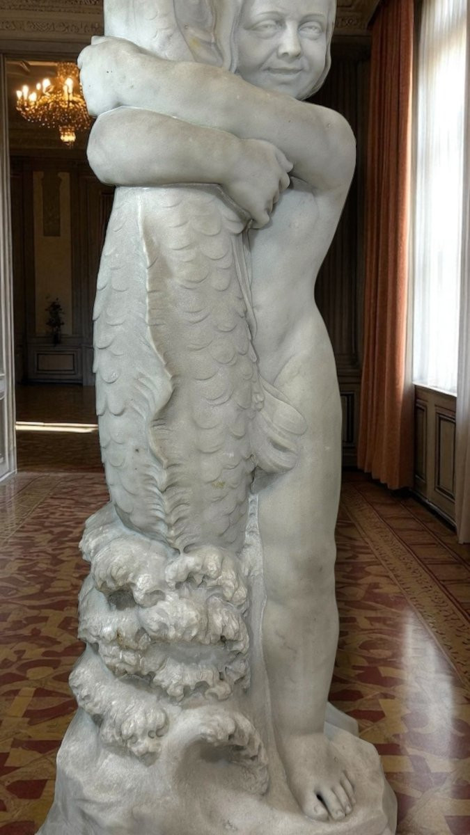 Statua ragazzo sorridente che abbraccia un grande pesce mitologico, Marmo di Carrara -photo-6