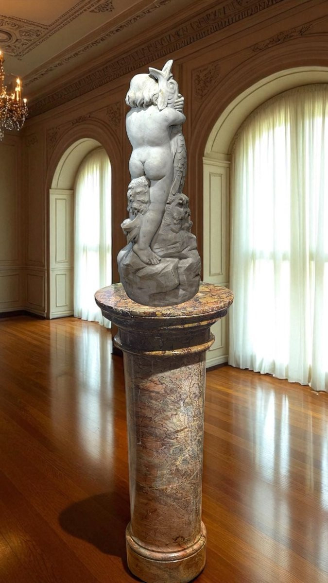 Statua ragazzo sorridente che abbraccia un grande pesce mitologico, Marmo di Carrara -photo-7