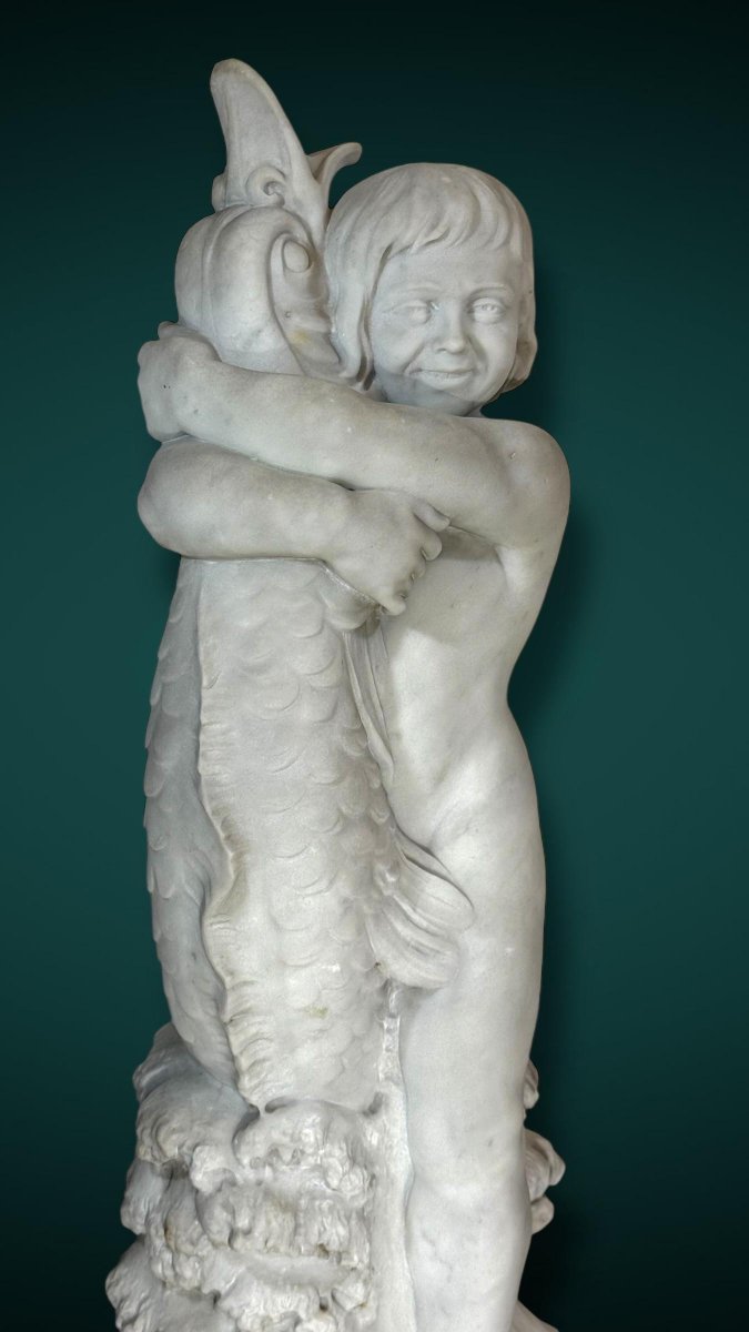 Statua ragazzo sorridente che abbraccia un grande pesce mitologico, Marmo di Carrara -photo-8