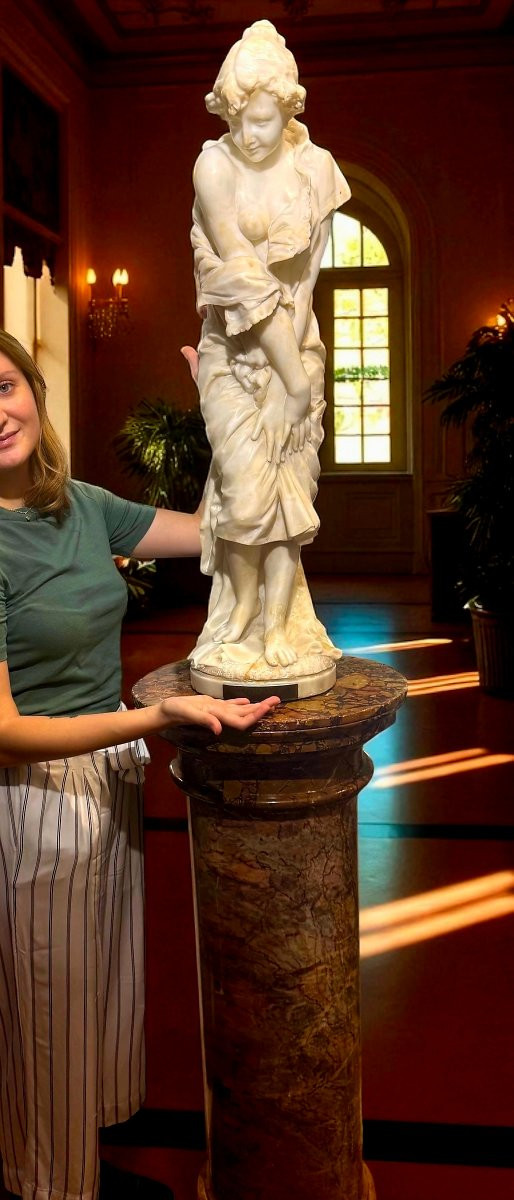 Statua raffigurante una giovane fanciulla sorridente mentre si lava, par Bazone Marmo -photo-2