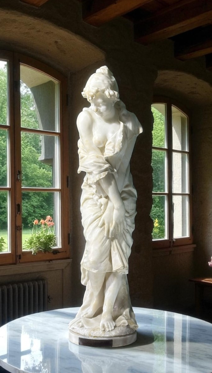 Statua raffigurante una giovane fanciulla sorridente mentre si lava, par Bazone Marmo 