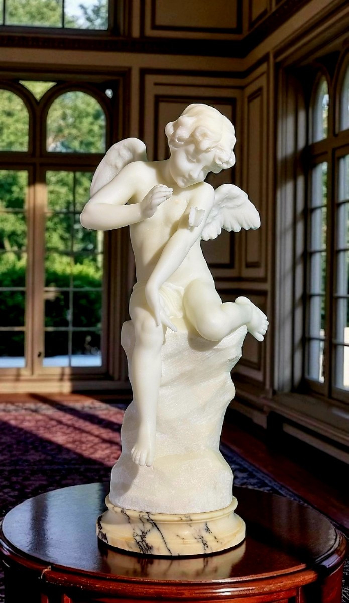 Statua raffigurante un angioletto felice che gioca con una farfalla, Marmo di Carrara, Pugi