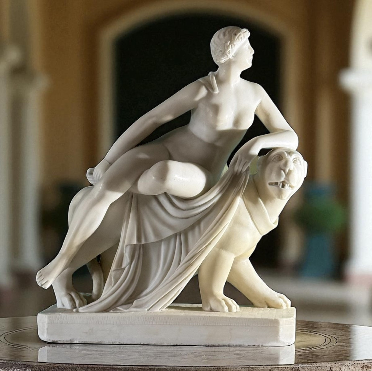 Statua raffigurante Arianna con la Pantera, Marmo Bianco Statuario di Carrara 