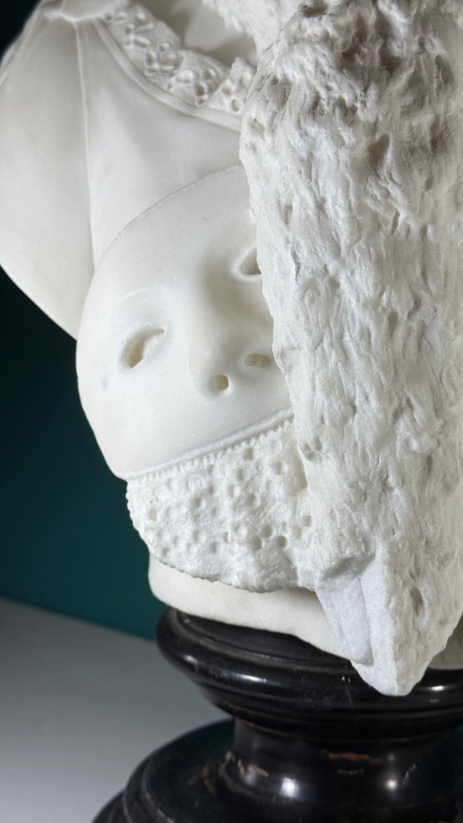 Busto fanciulla che sorride con Maschera di Carnevale, Marmo Carrara -photo-1