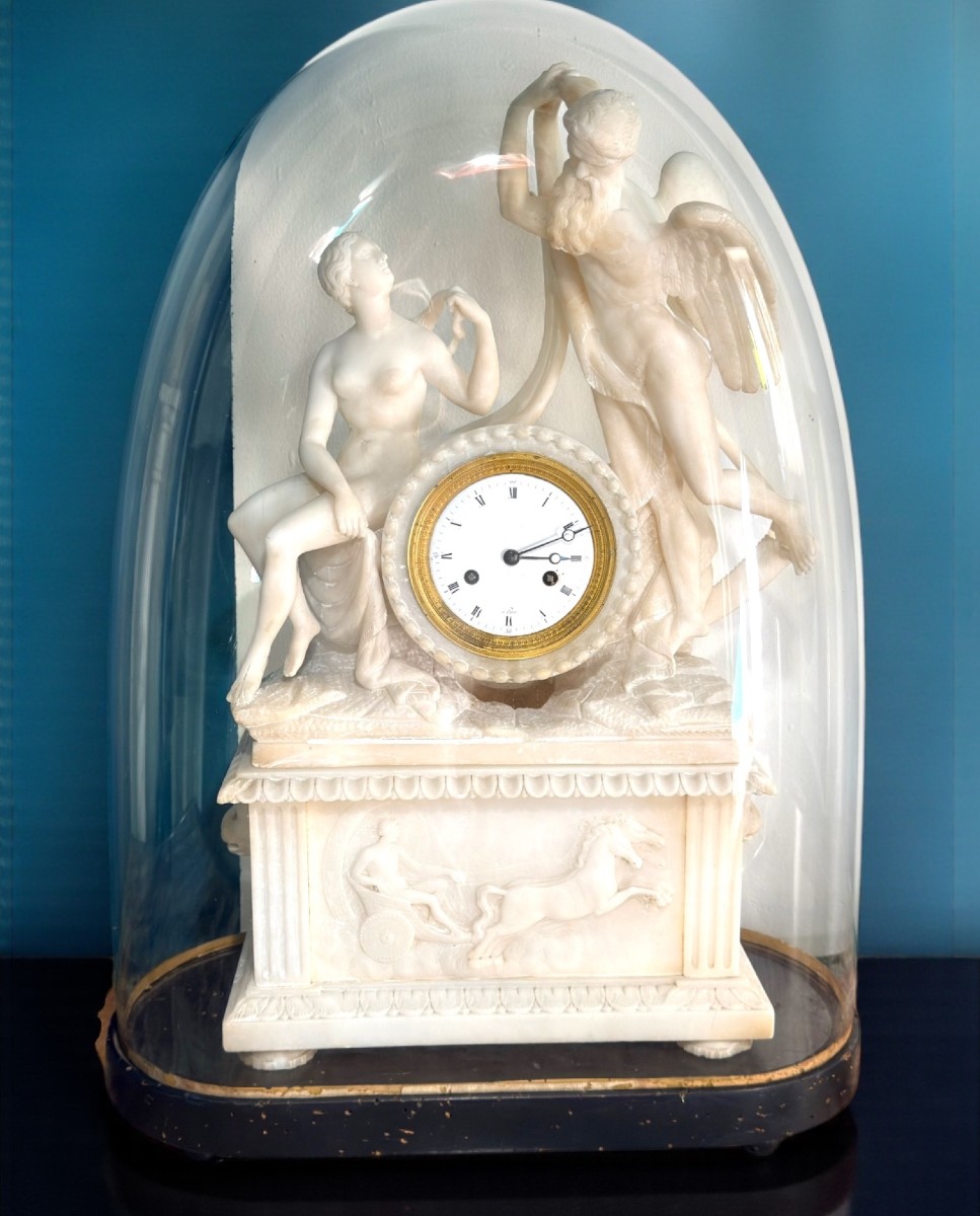 Orologio Neoclassico con sculture Mitologiche in Marmo Bianco Statuario di Carrara 