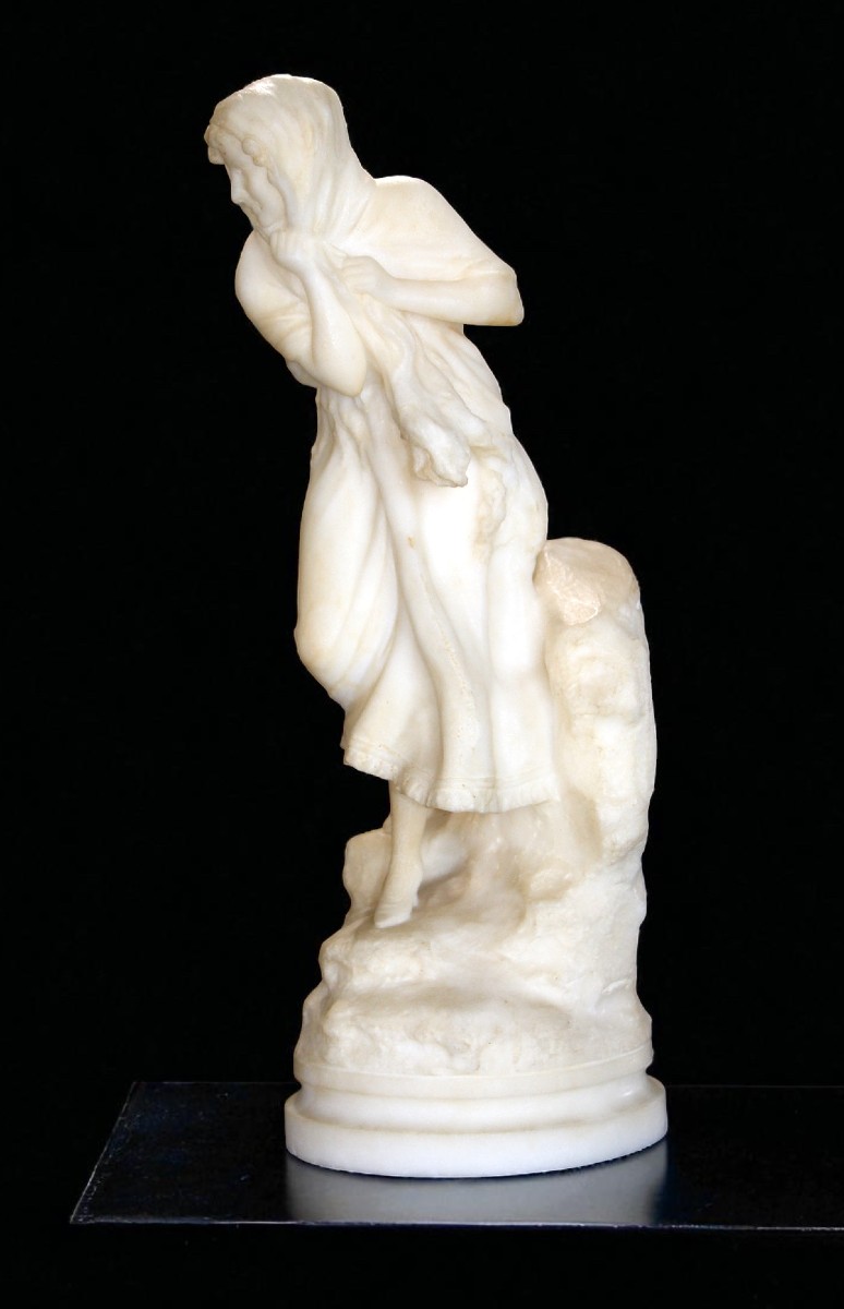 Statua giovane fanciulla sorridente,  Marmo Carrara 