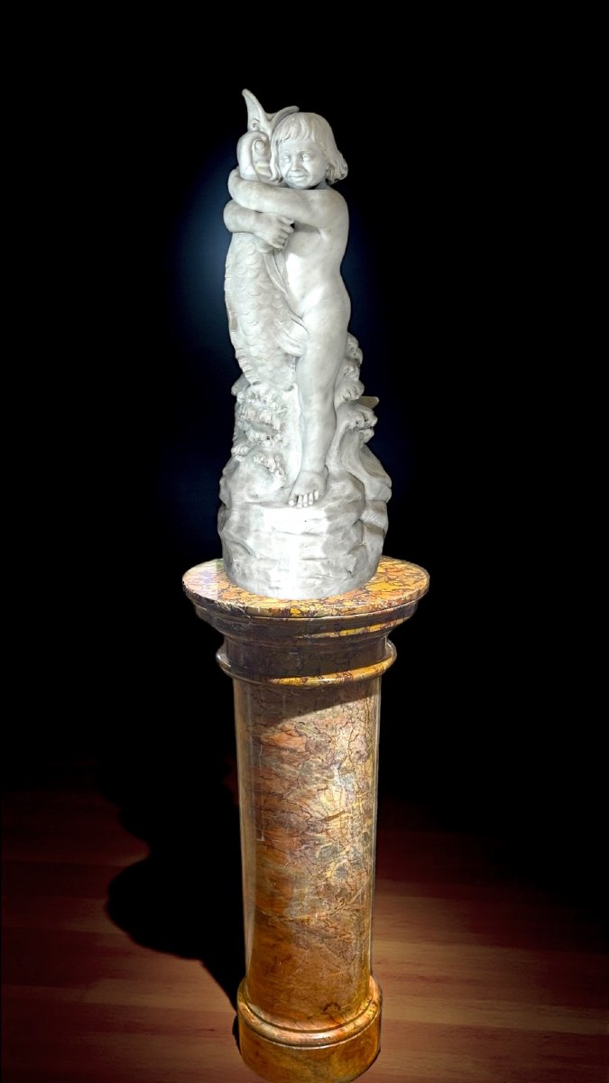 Statua Fanciullo sorridente con Pesce Mitologico, Marmo Bianco statuario di Carrara -photo-2