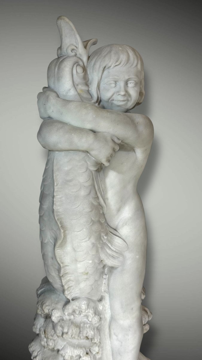Statua Fanciullo sorridente con Pesce Mitologico, Marmo Bianco statuario di Carrara -photo-5
