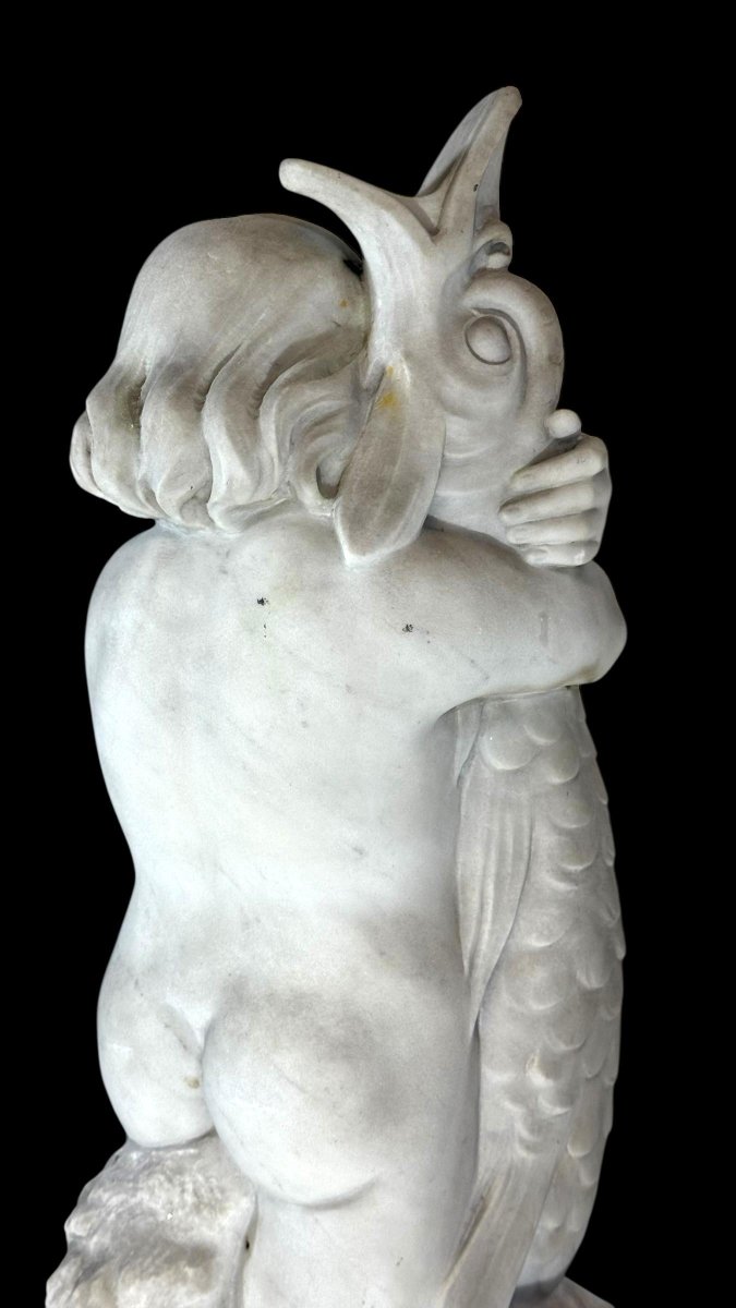 Statua Fanciullo sorridente con Pesce Mitologico, Marmo Bianco statuario di Carrara -photo-8