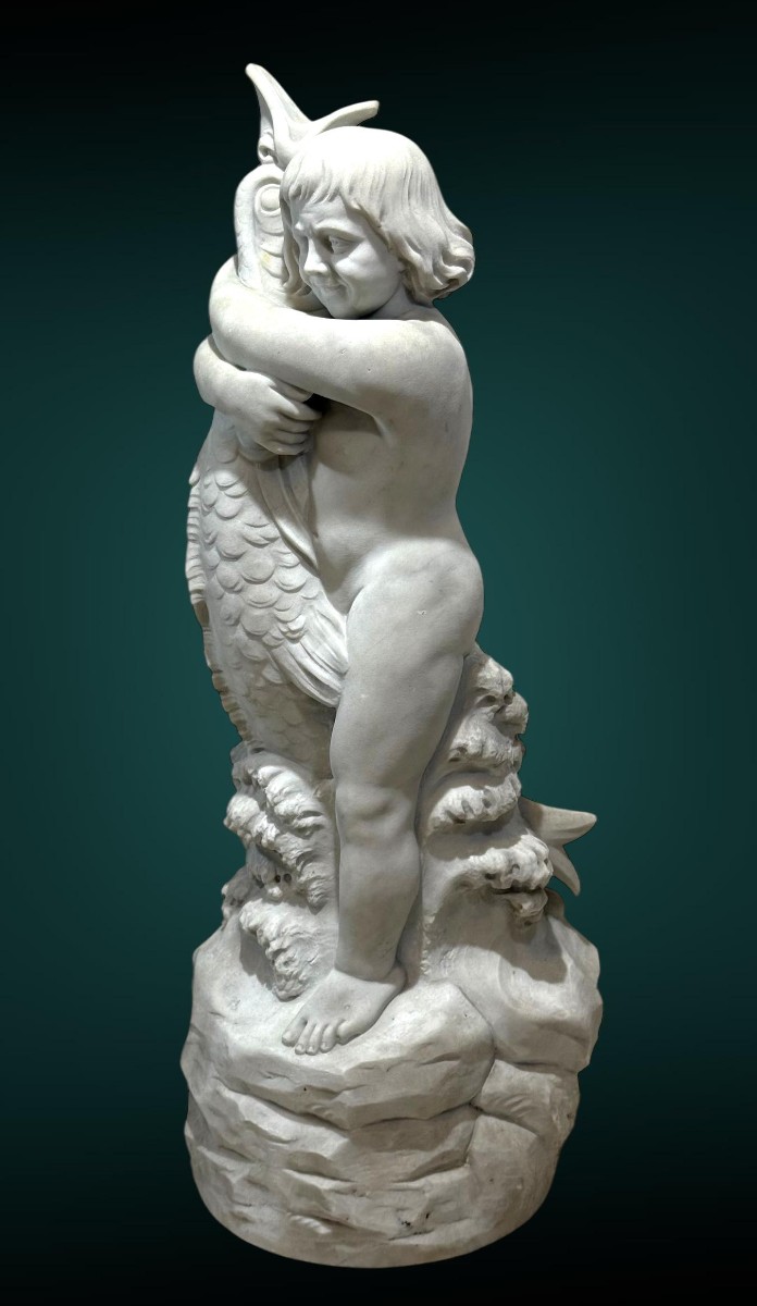 Statua Fanciullo sorridente con Pesce Mitologico, Marmo Bianco statuario di Carrara 