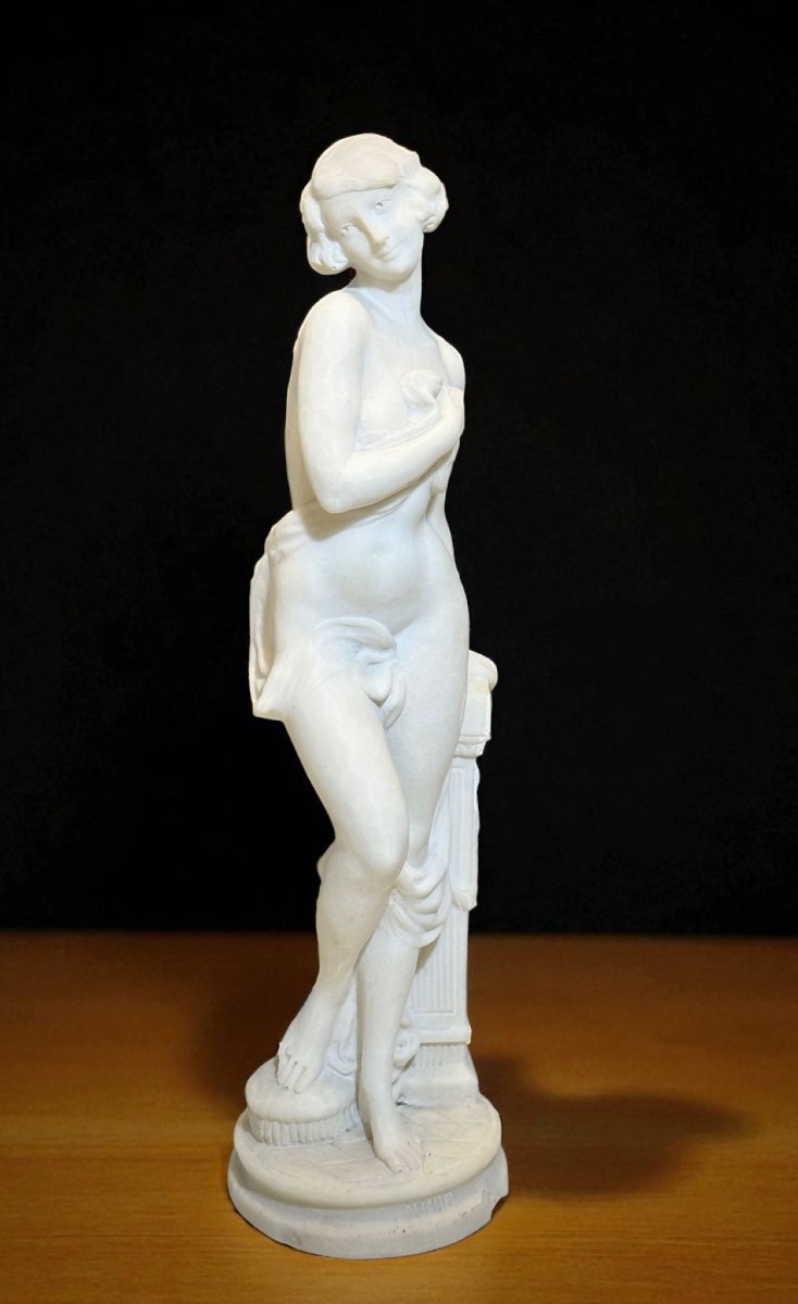 Statua raffigurante una Fanciulla Nuda in Marmo Bianco Statuario di Carrara 