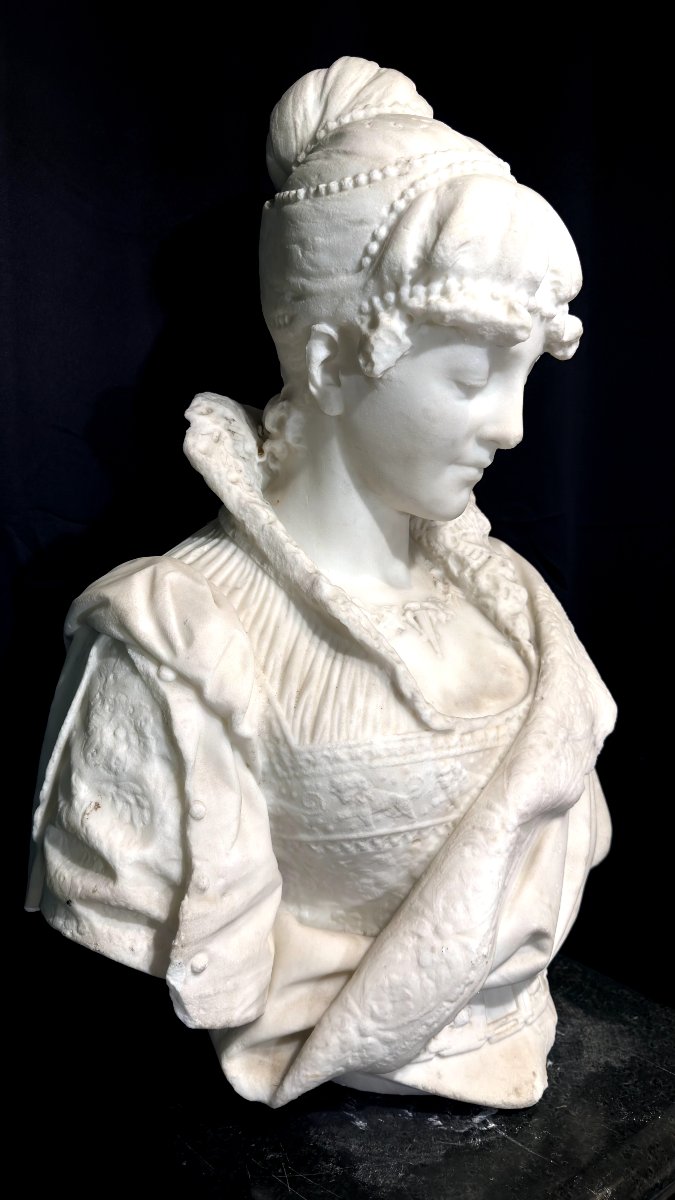Busto a Grandezza Naturale elegante dama rinascimentale avvolta in tessuti pregiati, Marmo -photo-1