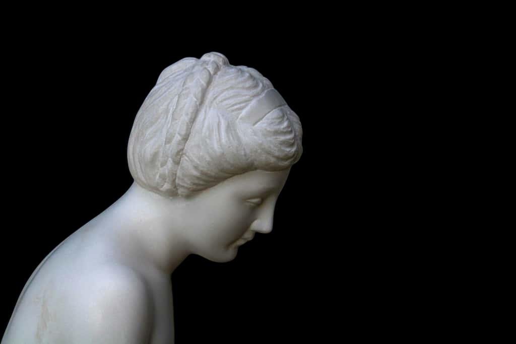 Statua raffigurante una Bagnante Nuda in Marmo bianco di Carrara -photo-2