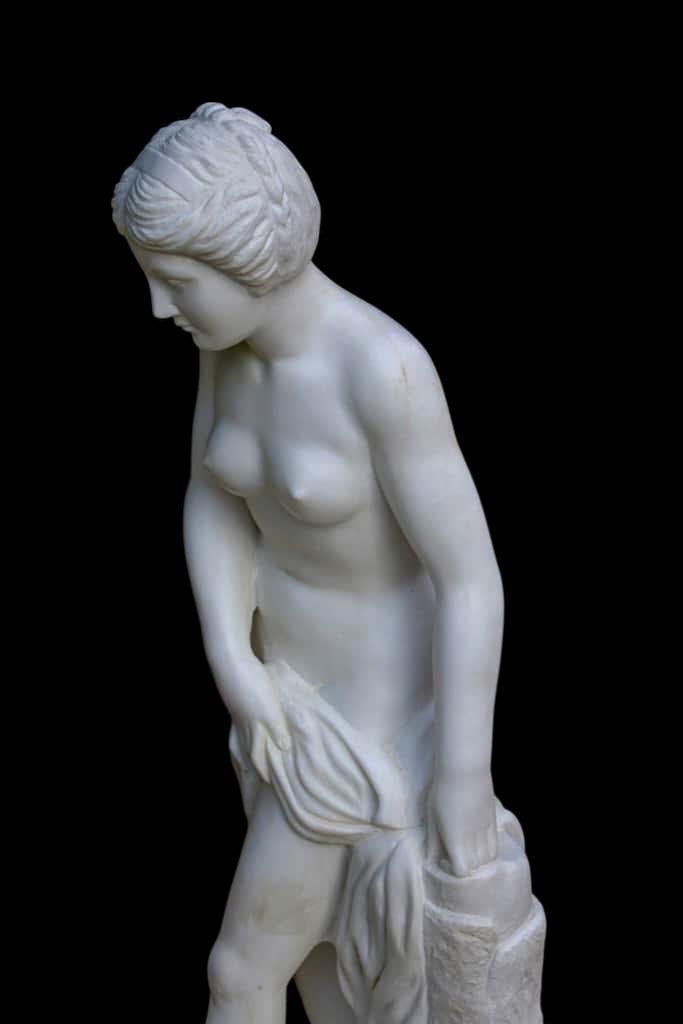 Statua raffigurante una Bagnante Nuda in Marmo bianco di Carrara -photo-3
