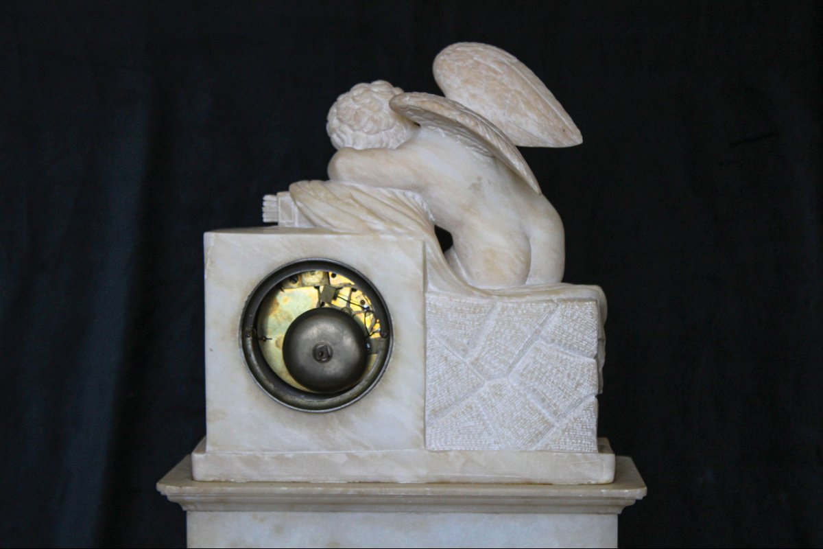 Orologio francese in alabastro con scultura raffigurante un angioletto-photo-2