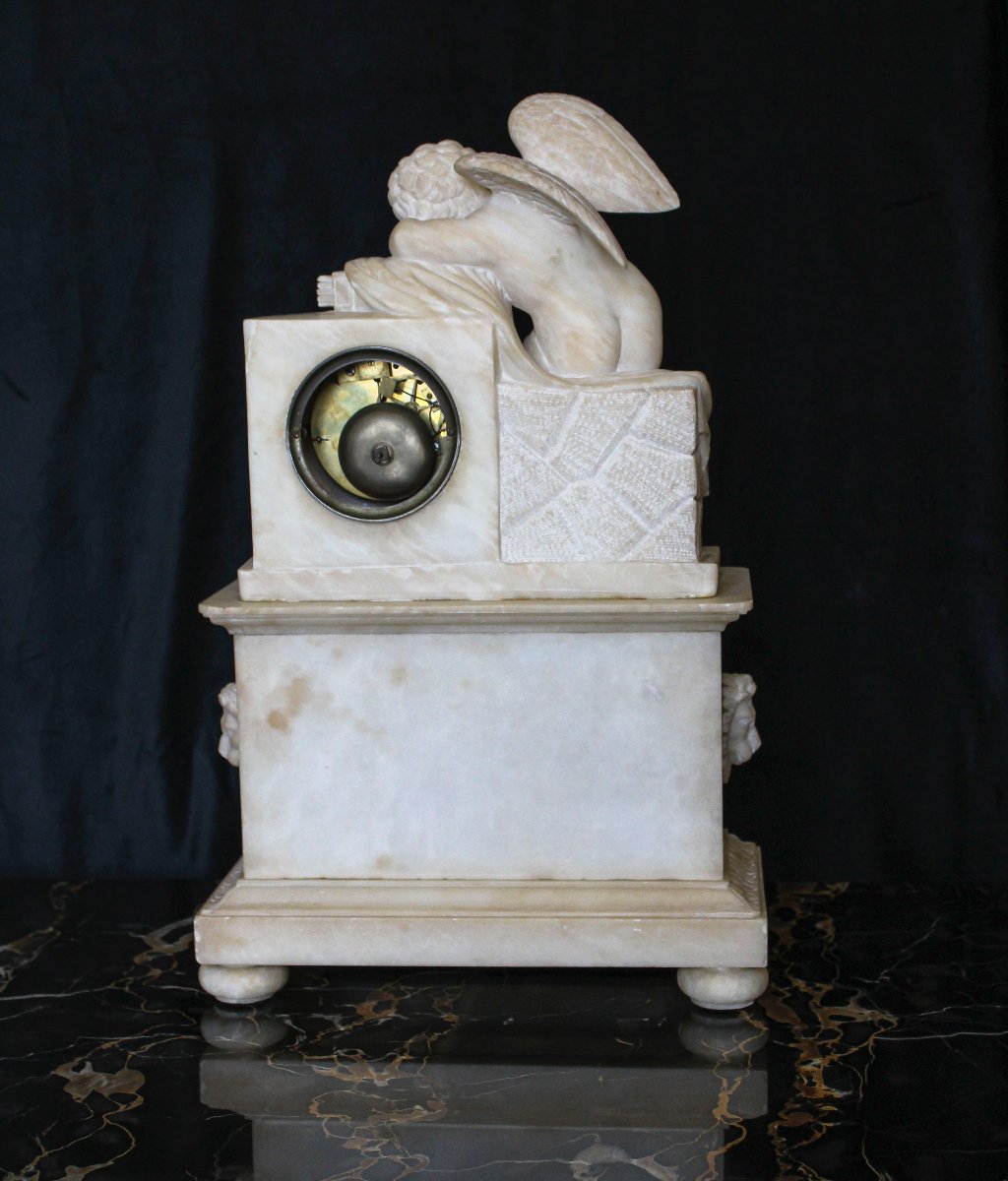 Orologio francese in alabastro con scultura raffigurante un angioletto-photo-4
