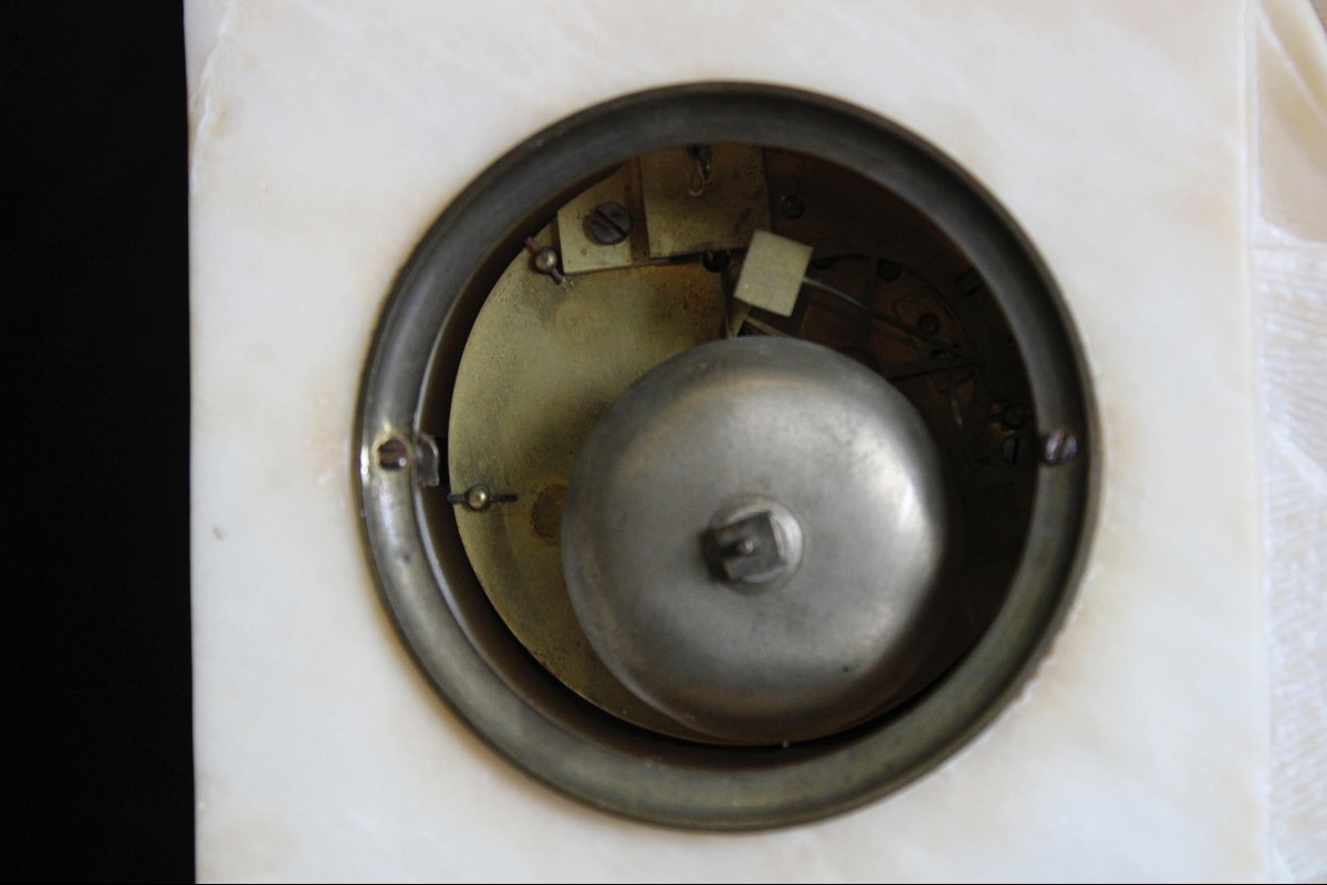 Orologio francese in alabastro con scultura raffigurante un angioletto-photo-1