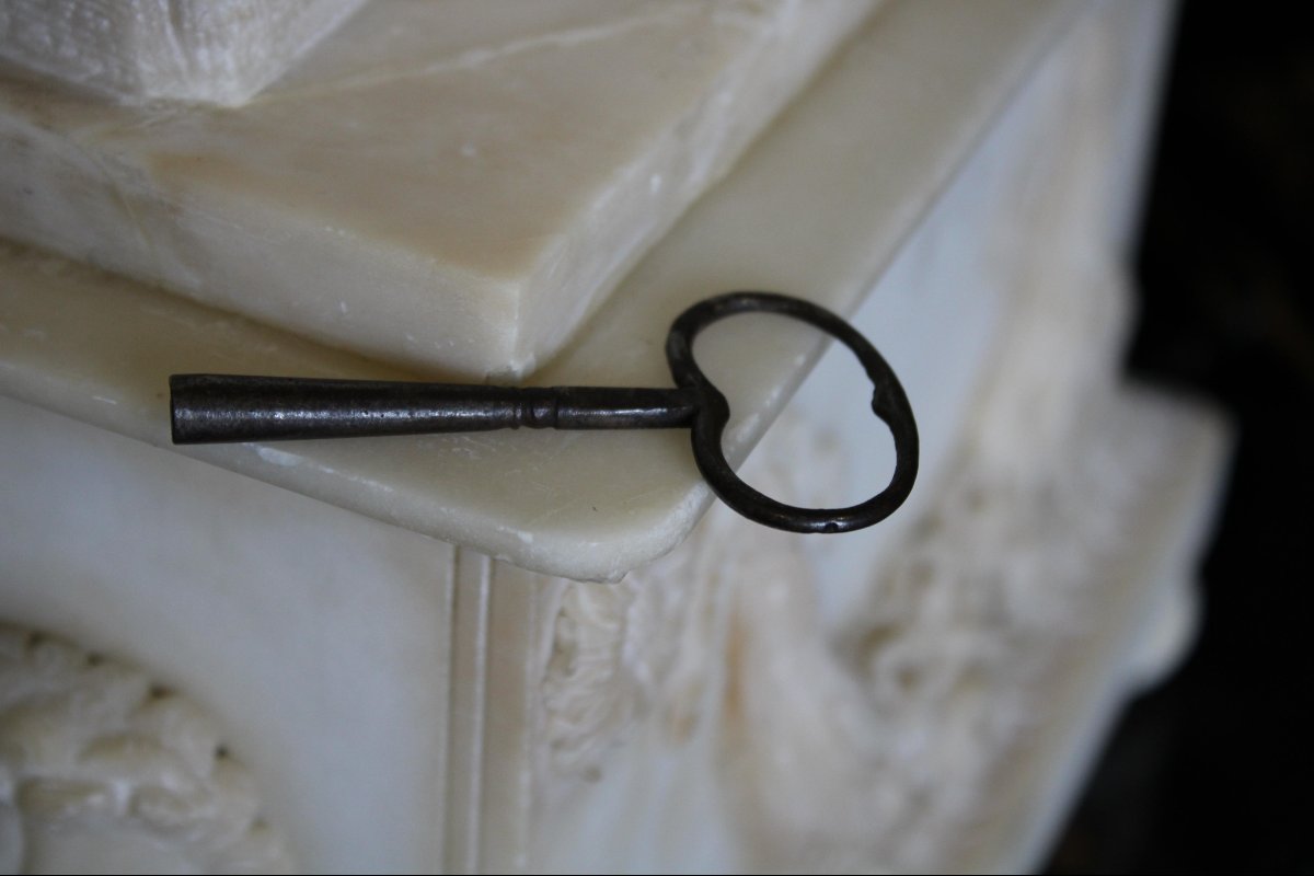 Orologio francese in alabastro con scultura raffigurante un angioletto-photo-2